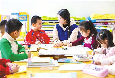 　　1月26日，在内蒙古呼和浩特市玉泉区秋实社区，志愿者为集中托管的孩子辅导学业。 丁根厚 摄