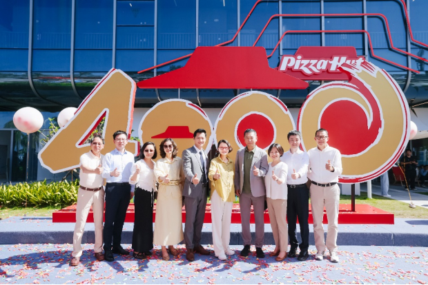 百胜中国管理团队共庆必胜客餐厅突破4000家里程碑时刻