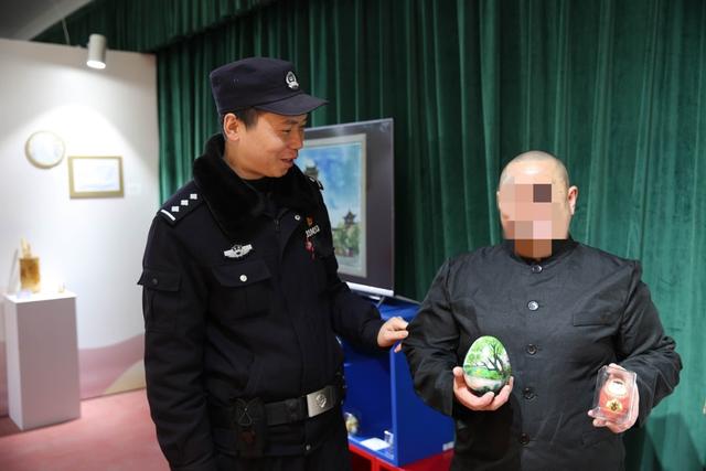 图说：许某与他的蛋壳画。