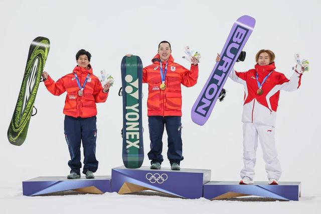 苏翊鸣（右一）站上季军领奖台 特约记者 钱俊摄