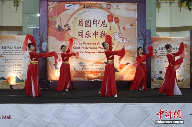 图为现场文艺表演。主办方供图