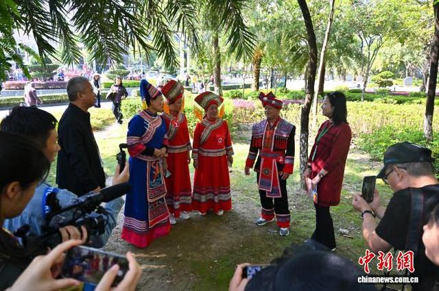 图为海外媒体代表学唱山歌。俞靖 摄