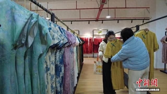 消费者在临海旗袍城挑选旗袍。傅飞扬 摄