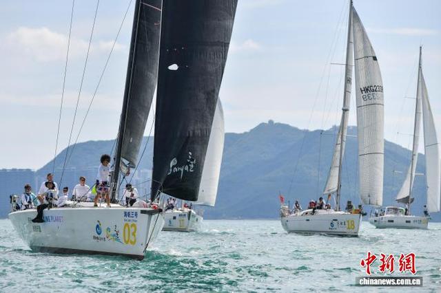 11月23日，海南三亚，参赛船队在比赛中。中新社记者 骆云飞 摄