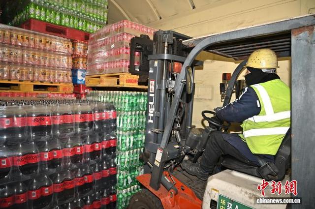 2月7日，山西省太原西站货场，工人在货车内装卸年货物资。中新社记者 韦亮 摄