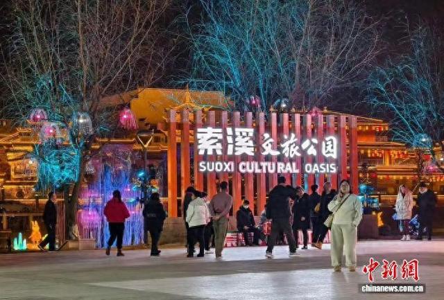 张家界武陵源区索溪文旅公园流光溢彩。张洪涛 摄