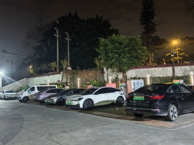 凌晨1点，多辆正在充电的网约车。 黄琳摄