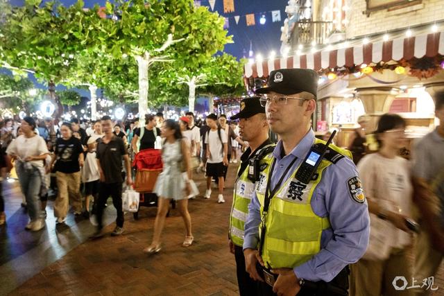 巡逻民警在迪士尼小镇及时响应求助，提供暖心服务。 通讯员 吴一凡摄