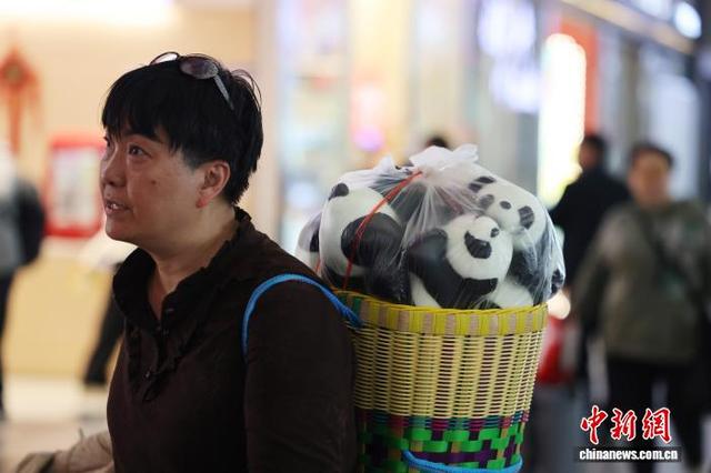 2月22日，中国农历正月初六，四川成都火车东站候车的旅客。春节长假即将结束，各地铁路迎来返程客流高峰。中新社记者 张浪 摄