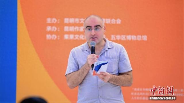 9月21日，诗人在活动现场朗诵诗歌。昆明作家协会 供图