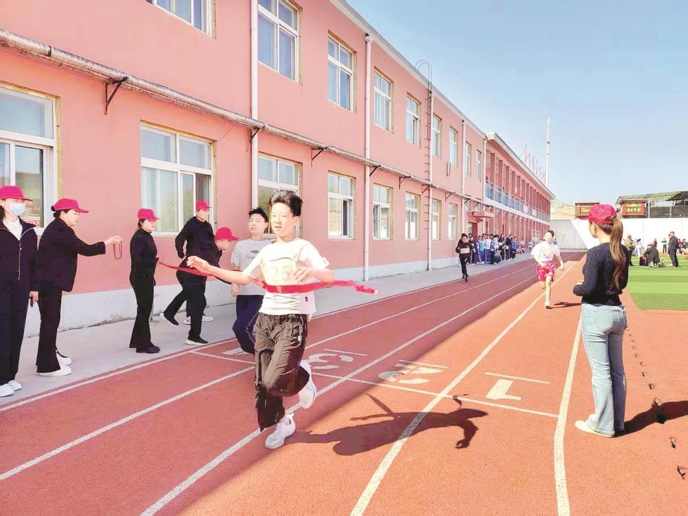 近日，武安市康二城招贤小校举办春季趣味运动会，师生在趣味项目中感受运动快乐，展现了校园体育育人成效。 张燕 摄