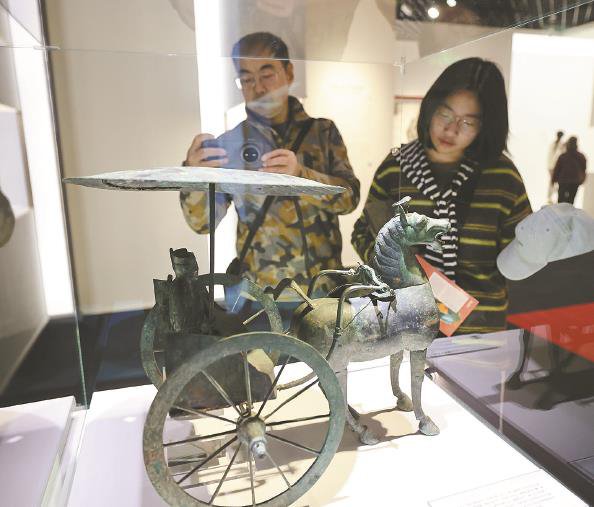 今天上午，观众在上博参观“春风骐骥：马年生肖展” 本报记者 王凯 摄