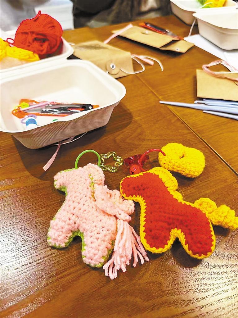 钩针爱好者们的作品展示。本报记者 李博楠 摄