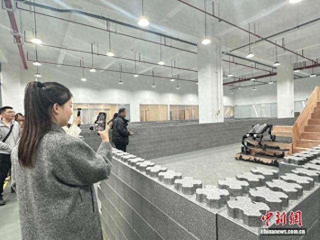 浙企研发的机器狗在测试场景中爬楼梯。 蓝伊旎 摄