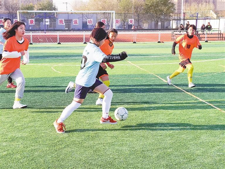 学生们正在进行足球比赛。本报记者 滕雪叶 本报通讯员 果嵘琳 摄