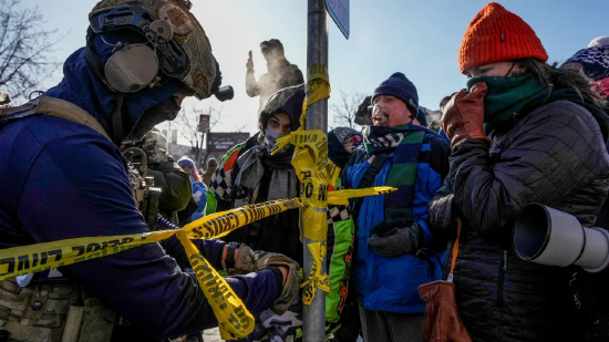 一名联邦探员正在封锁枪击事件相关区域。