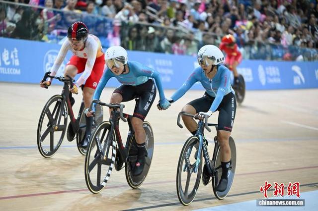 图为香港队组合李思颖(右)/梁颖仪在比赛中接力。(第十五届全国运动会网上新闻中心供图)