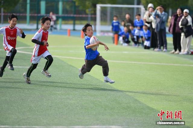 12月27日，小学组参赛队正在比赛中。中新社记者 张斌 摄