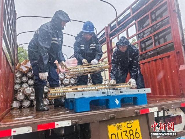 供电部门快速运送物资抢修被台风损毁线路。何彩虹 摄