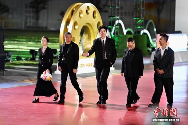 11月15日,第38届中国电影金鸡奖红毯仪式在福建厦门举行。图为演员刘昊然(中)等亮相红毯仪式。中新社记者 王东明 摄