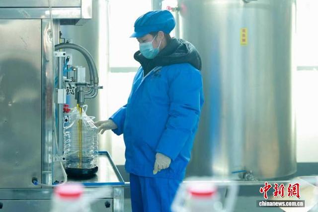 近日，山西省长治市屯留区张店镇西沟河村的一家食用油加工厂内，机器轰鸣，一派繁忙。图为工人正在进行灌装。李红卫 摄