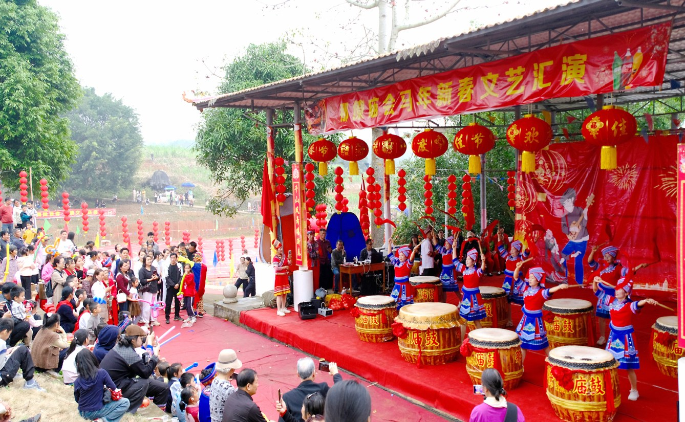     那僚庙会文艺民俗展演十分热闹。    本报记者卢丽婷 摄