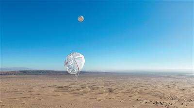 图为世界最大5000平方米高空风力发电捕风伞开伞。 柴思雨摄(人民视觉)