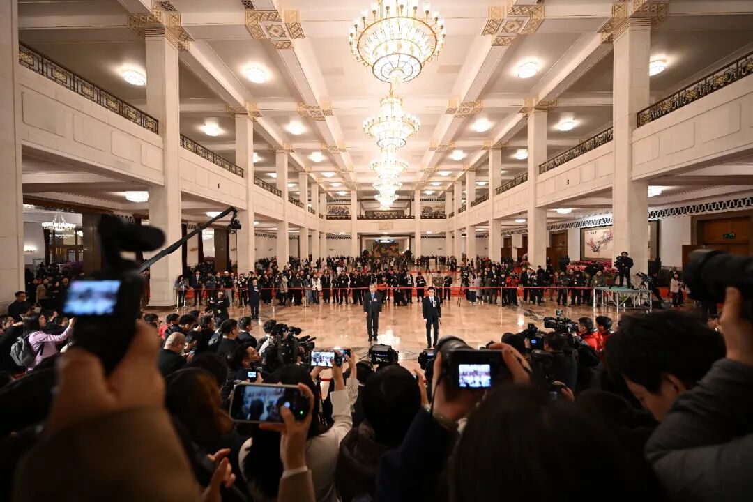 2026年3月5日，十四届全国人大四次会议首场“代表通道”集中采访活动在北京人民大会堂举行。 中新社记者 田雨昊 摄