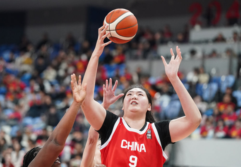 2月7日，中国队球员张子宇在比赛中进攻。新华社记者 杜宇 摄