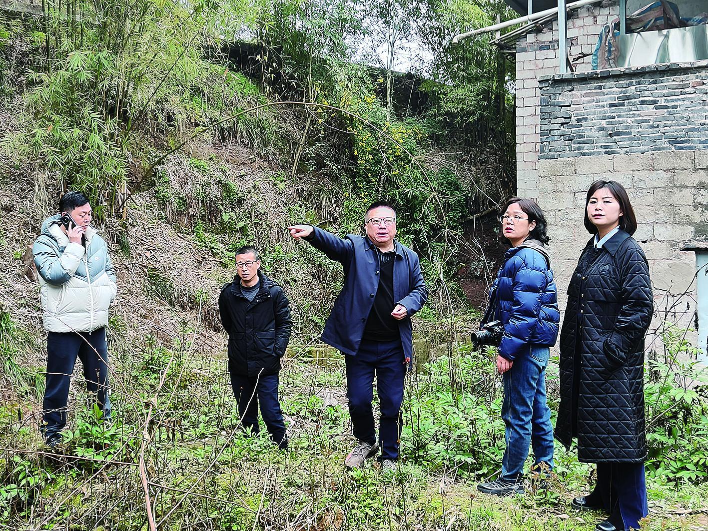 作者（中）与文物工作人员考察遗址